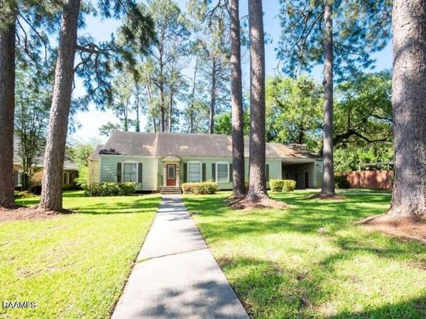 220 E Bertheaud Avenue , Opelousas, LA 70570