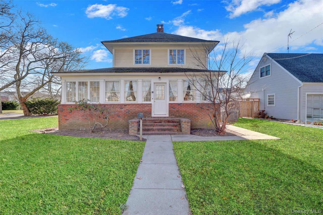 31 Hiawatha Drive, Brightwaters, NY 11718 Main Photo