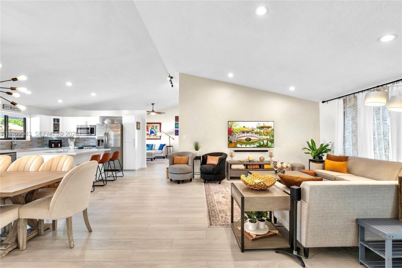 8445 NW 165th Ter, Miami Lakes, FL 33016 Photo