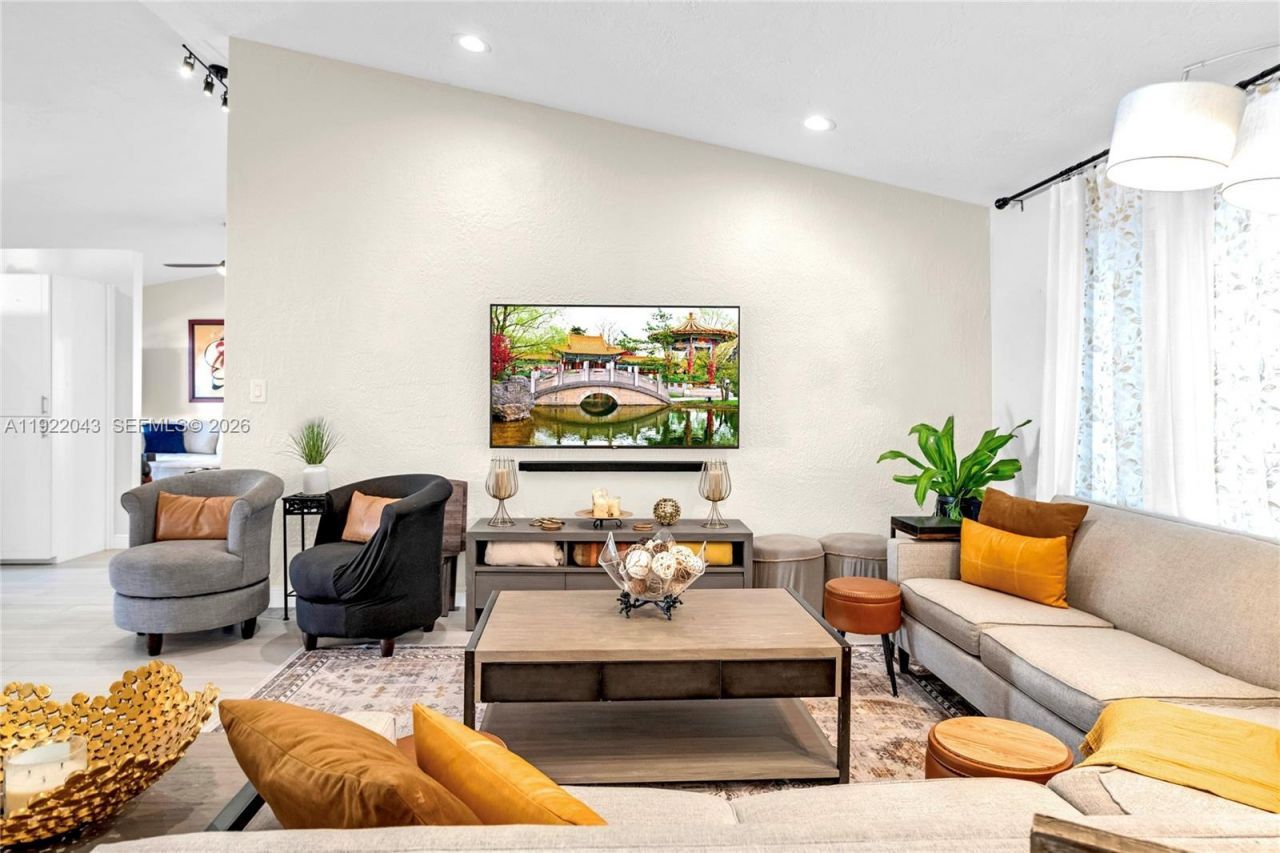 8445 NW 165th Ter, Miami Lakes, FL 33016 Photo