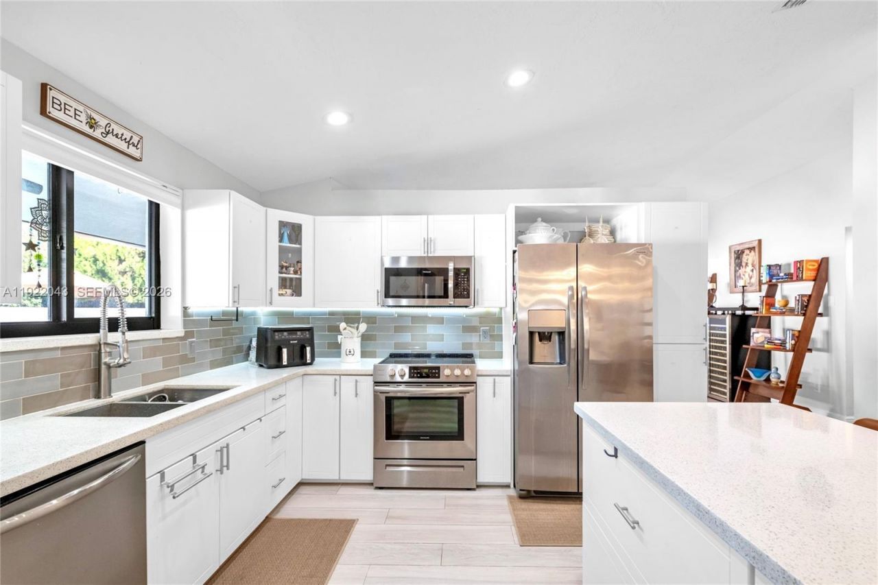 8445 NW 165th Ter, Miami Lakes, FL 33016 Photo