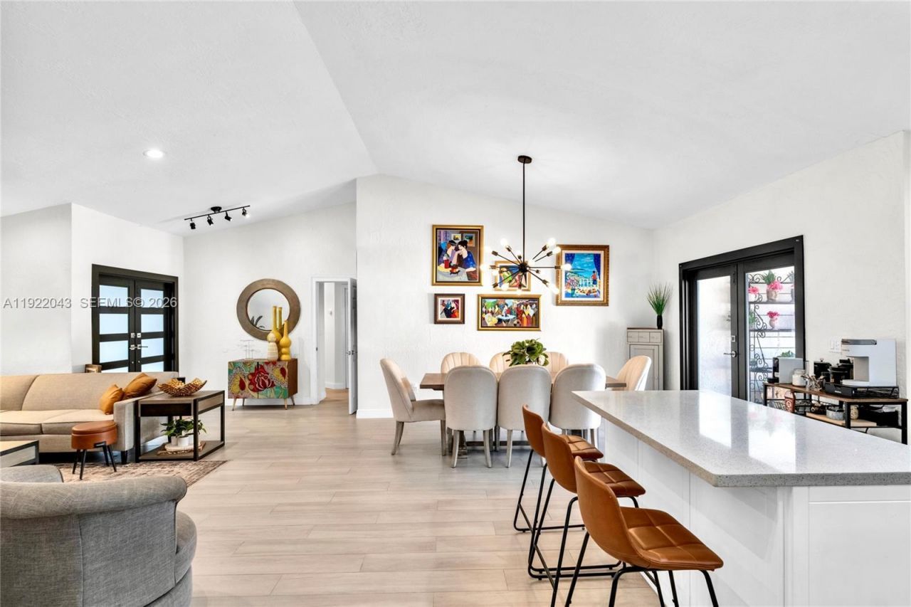 8445 NW 165th Ter, Miami Lakes, FL 33016 Photo