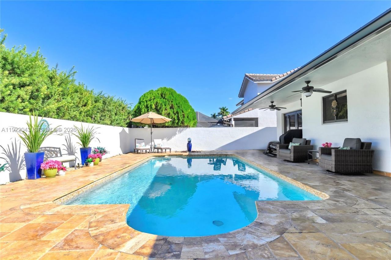 8445 NW 165th Ter, Miami Lakes, FL 33016 Photo