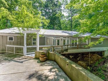 6567 Tahiti Way, Flowery Branch, GA 30542