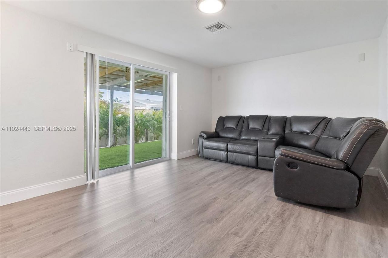 724 SW 4th Ct, Hallandale Beach, FL 33009 Photo