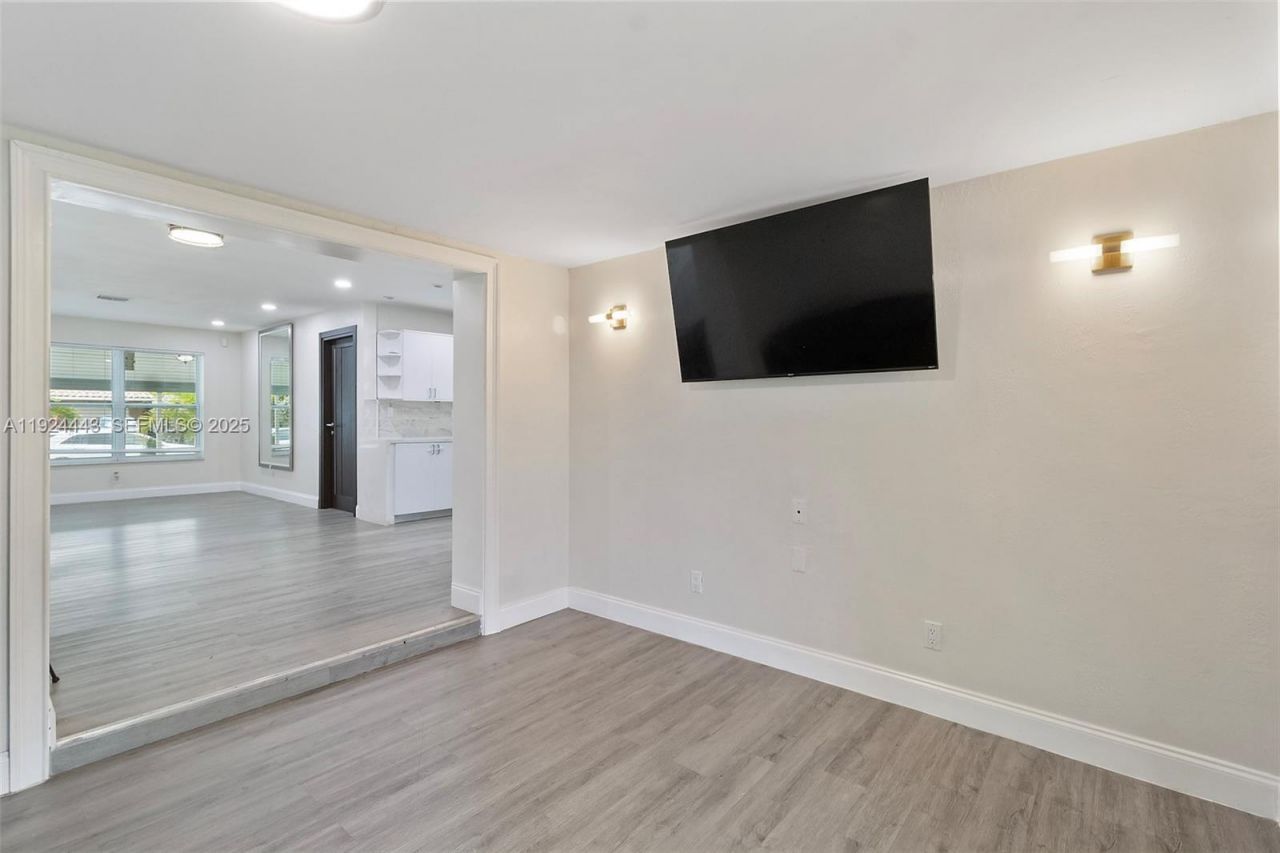 724 SW 4th Ct, Hallandale Beach, FL 33009 Photo