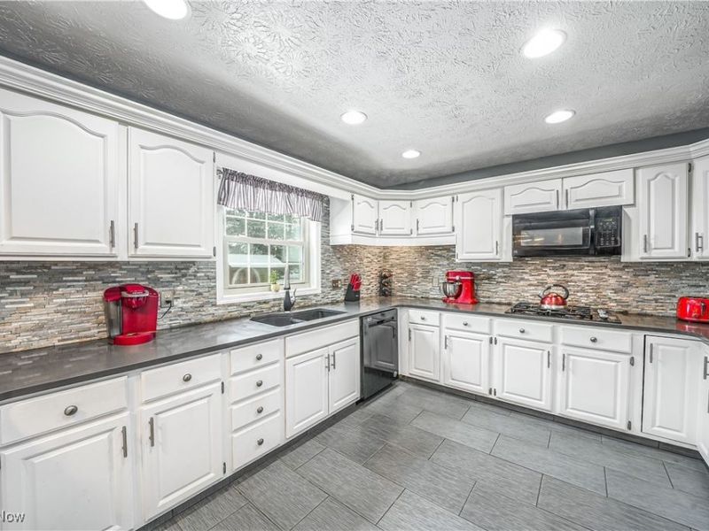 3723 Karen Drive, Mineral Ridge, OH 44440 Photo 12