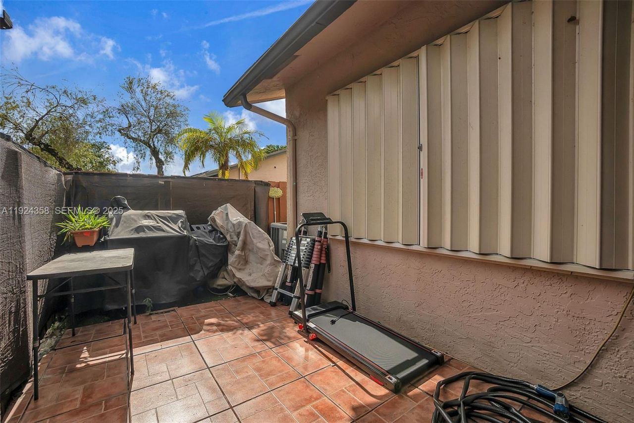 2682 N Nob Hill Rd, Sunrise, FL 33322 Photo