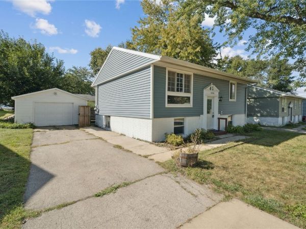 3226 Bramble Rd SW, Cedar Rapids, IA 52404