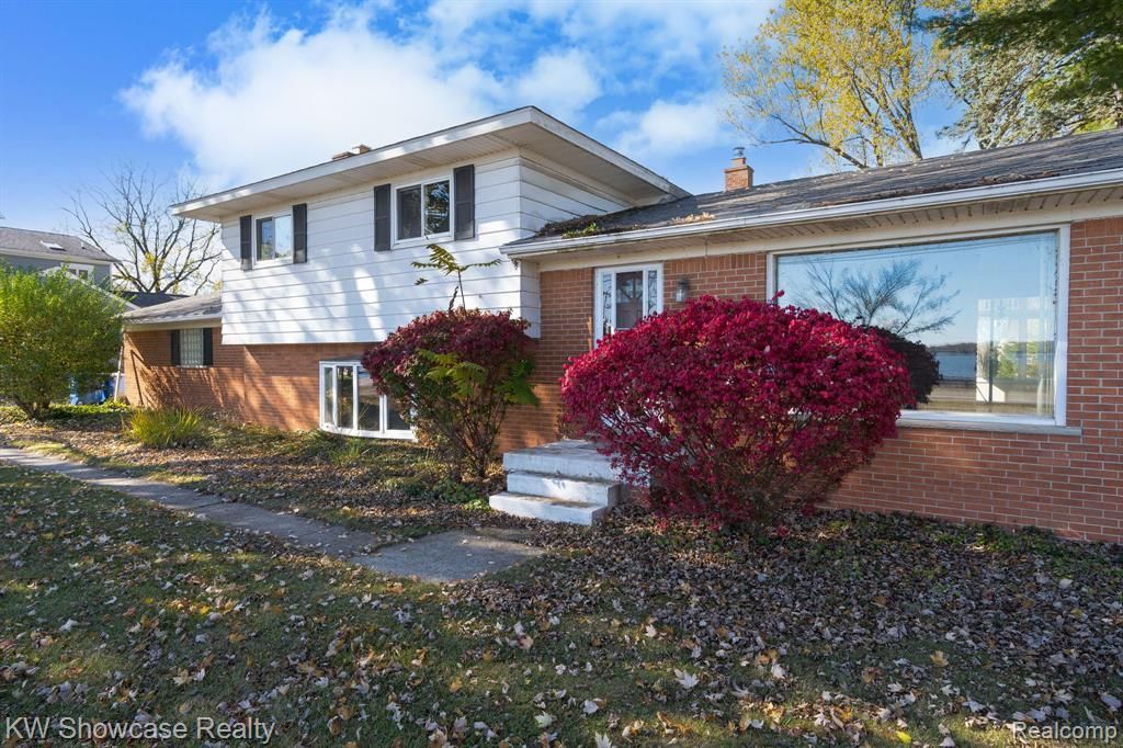 5274 Cooley Lake Road, Waterford Township, MI 48327 Main Photo