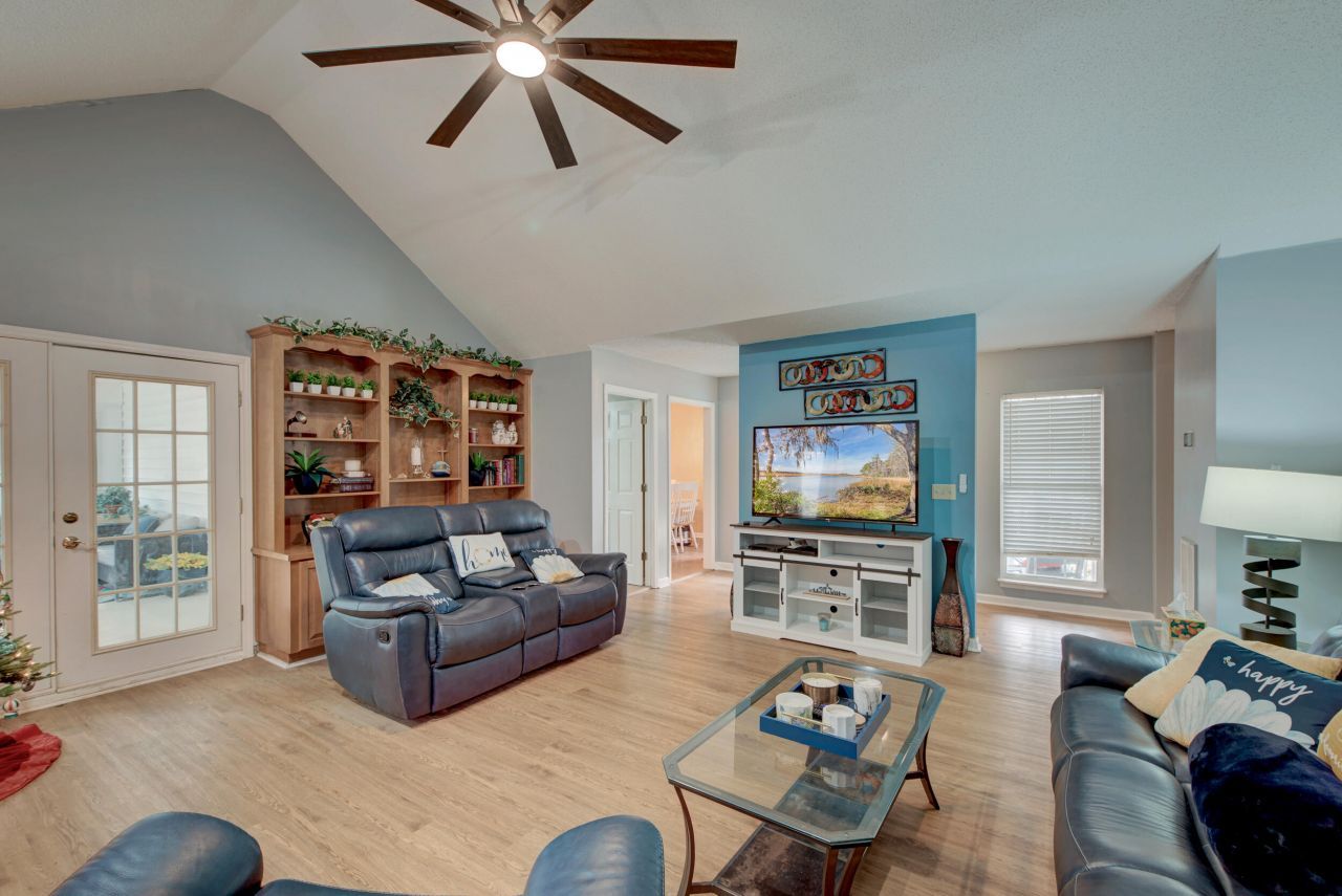 1016 Maidstone Drive Photo 4