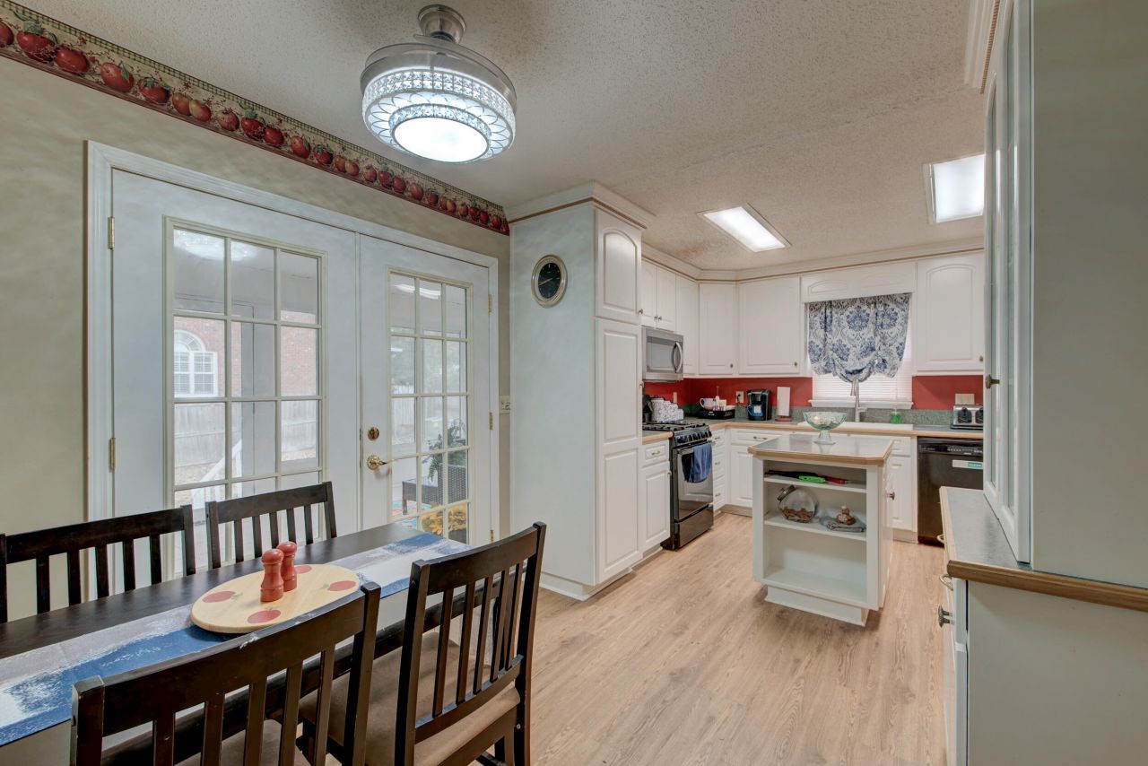 1016 Maidstone Drive Photo 6