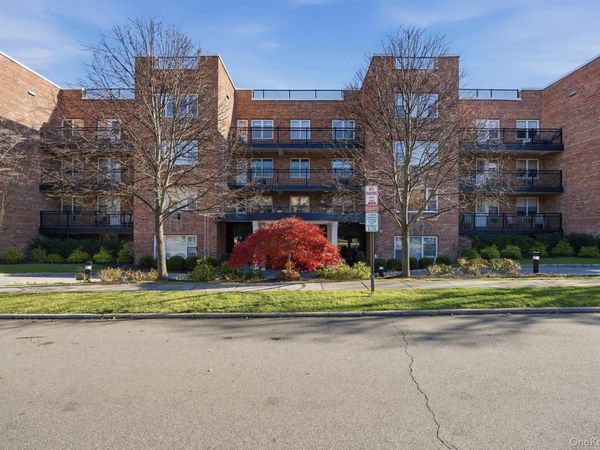 25 Chapel Pl., Unit 1B, Great Neck, NY 11021