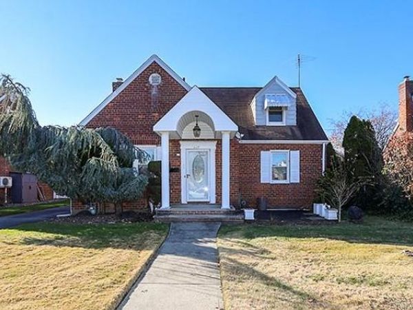 665 FOCH Boulevard, Williston Park, NY 11596