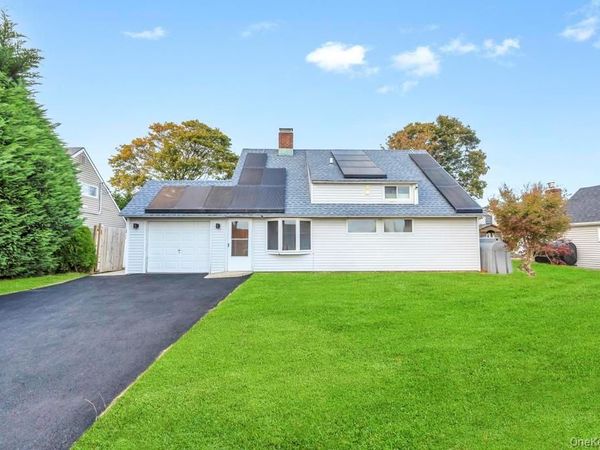 9 Redwood Lane, Levittown, NY 11756