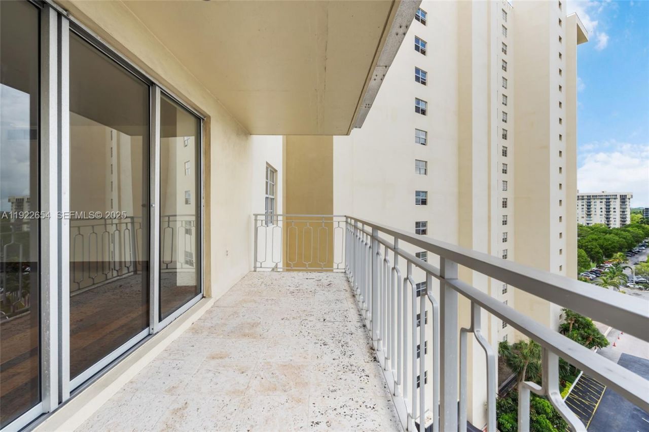 11111 Biscayne Blvd, Unit 10H, Miami, FL 33181 Photo