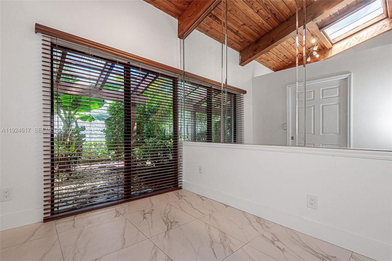 2621 S Parkview Dr, Hallandale Beach, FL 33009 Photo