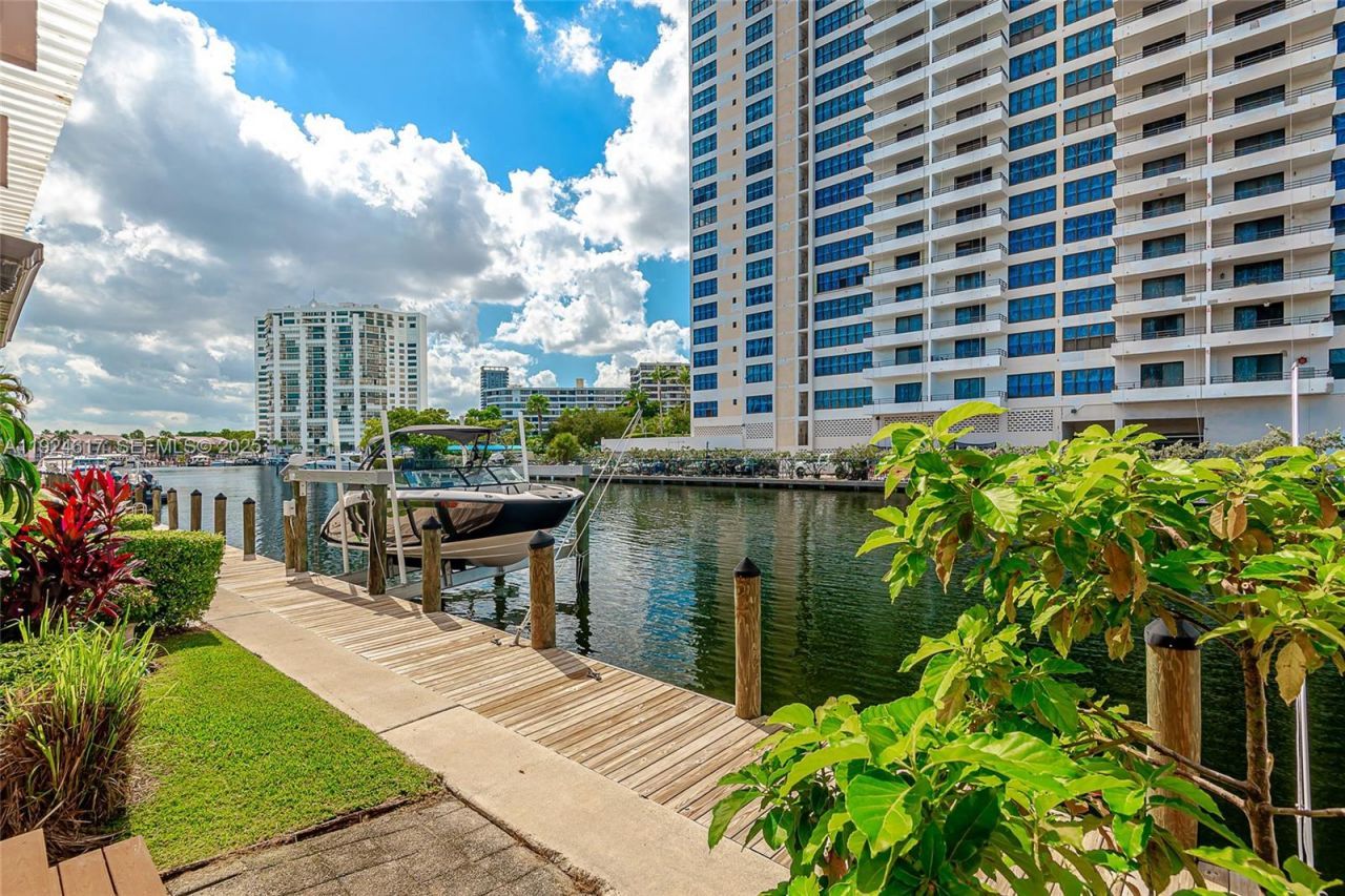 2621 S Parkview Dr, Hallandale Beach, FL 33009 Photo