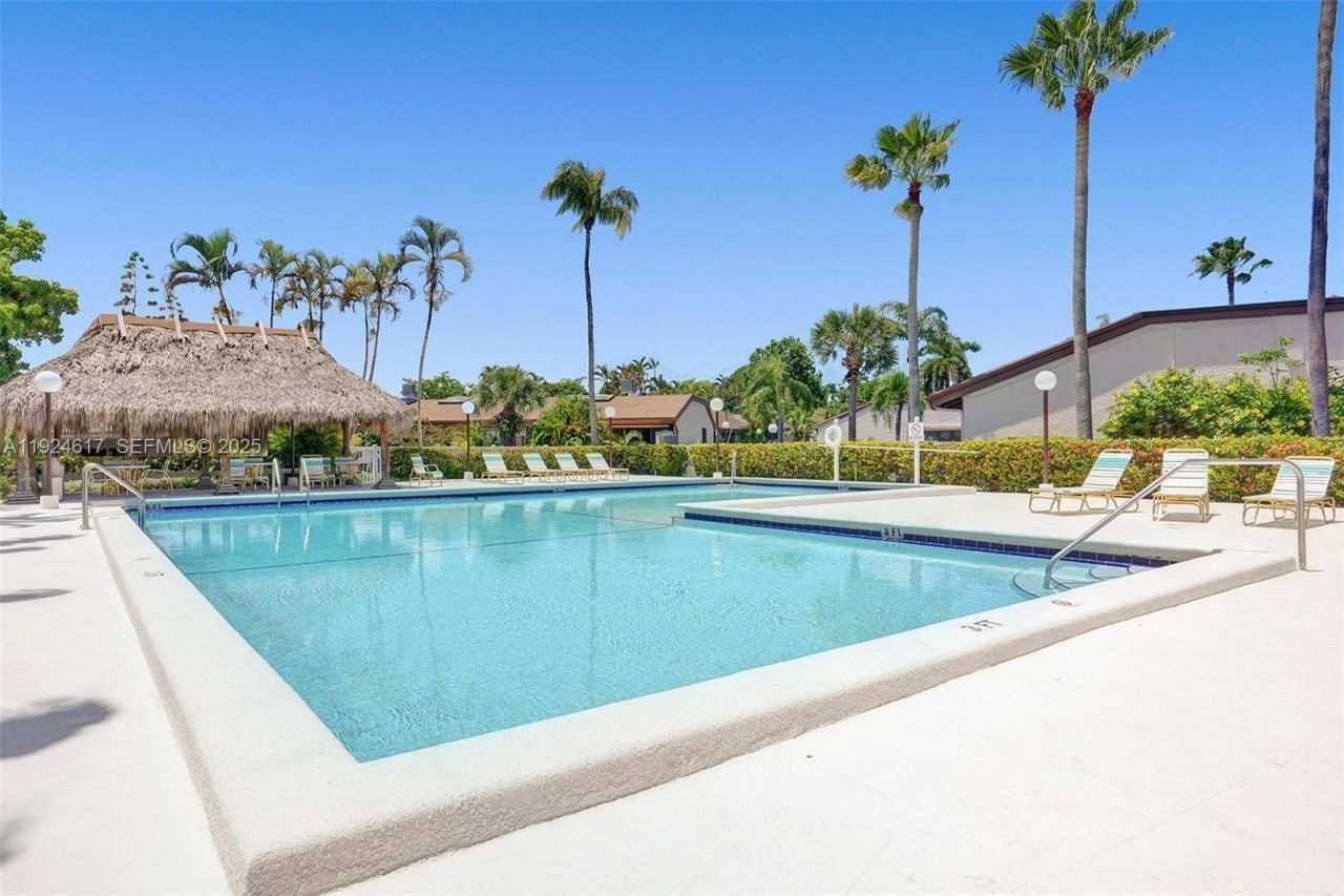 2621 S Parkview Dr, Hallandale Beach, FL 33009 Photo