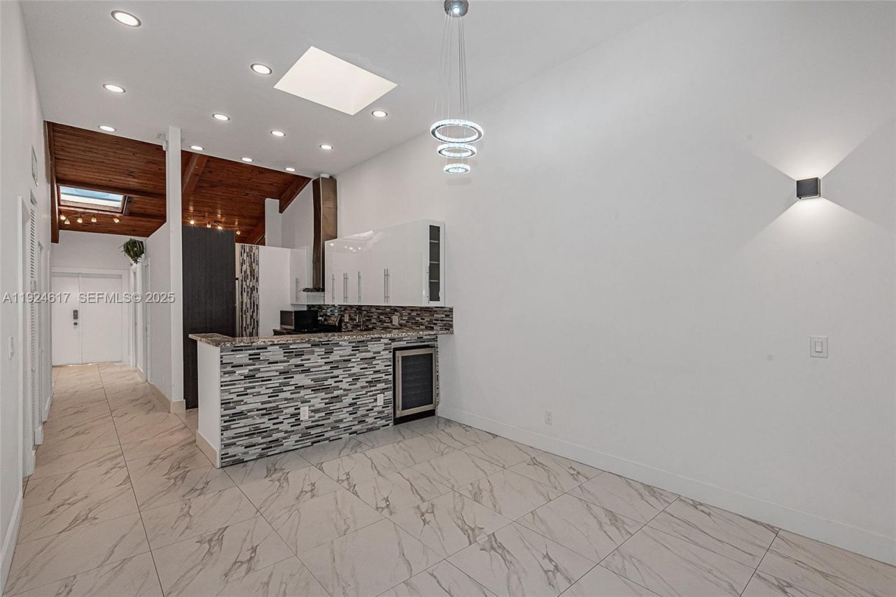 2621 S Parkview Dr, Hallandale Beach, FL 33009 Photo