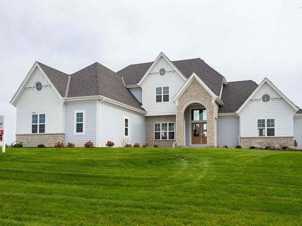 12810 Bluejay Ln, Mequon, WI 53097