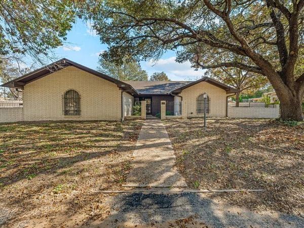 801 S Texas Street, De Leon, TX 76444