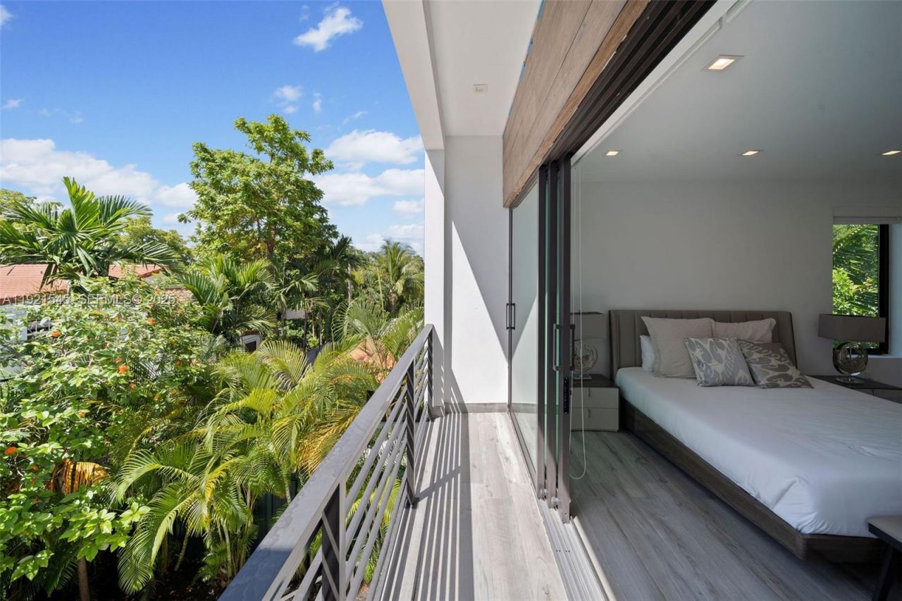 4740 Alton Rd, Miami Beach, FL 33140 Photo