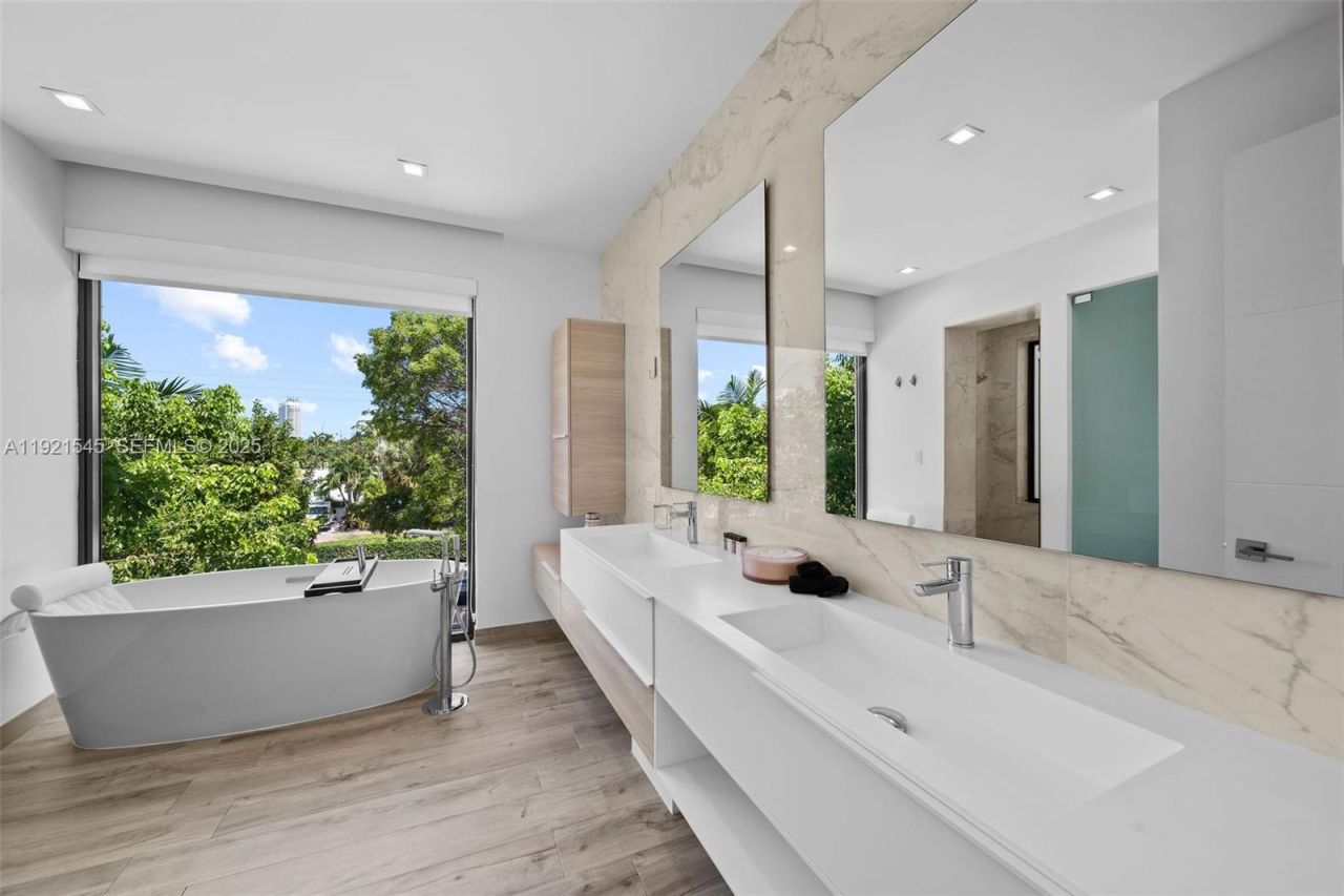 4740 Alton Rd, Miami Beach, FL 33140 Photo