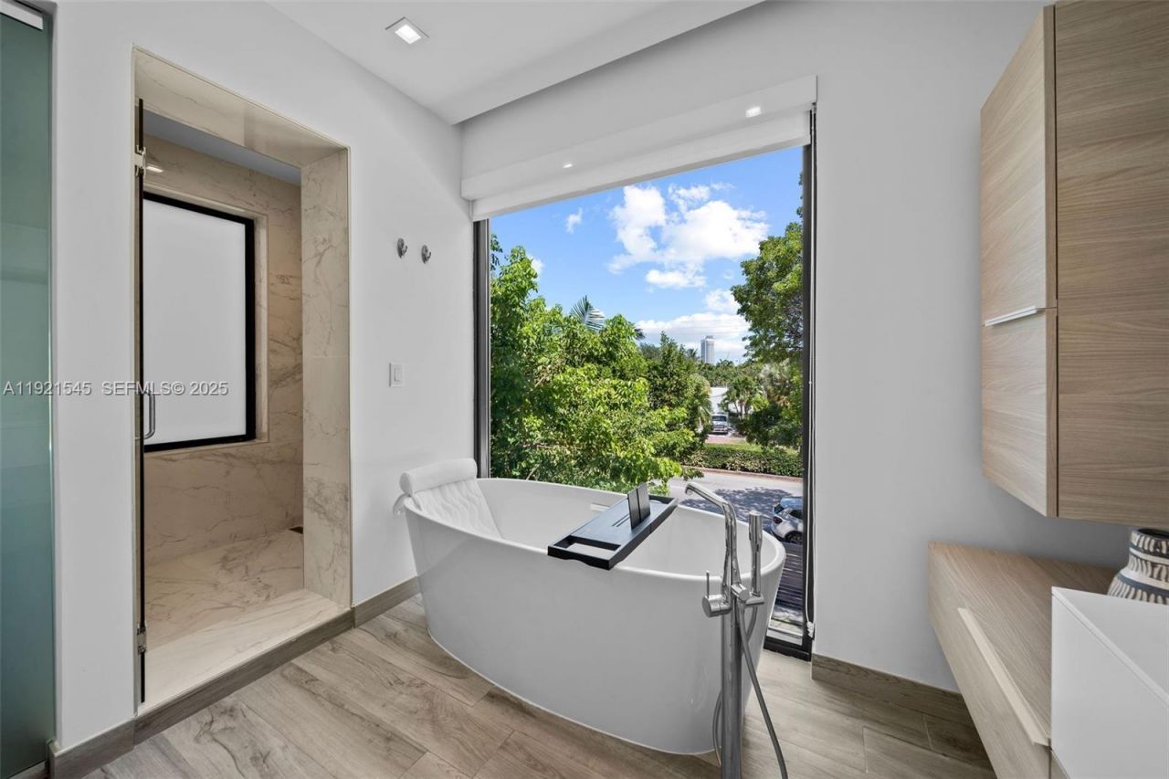 4740 Alton Rd, Miami Beach, FL 33140 Photo