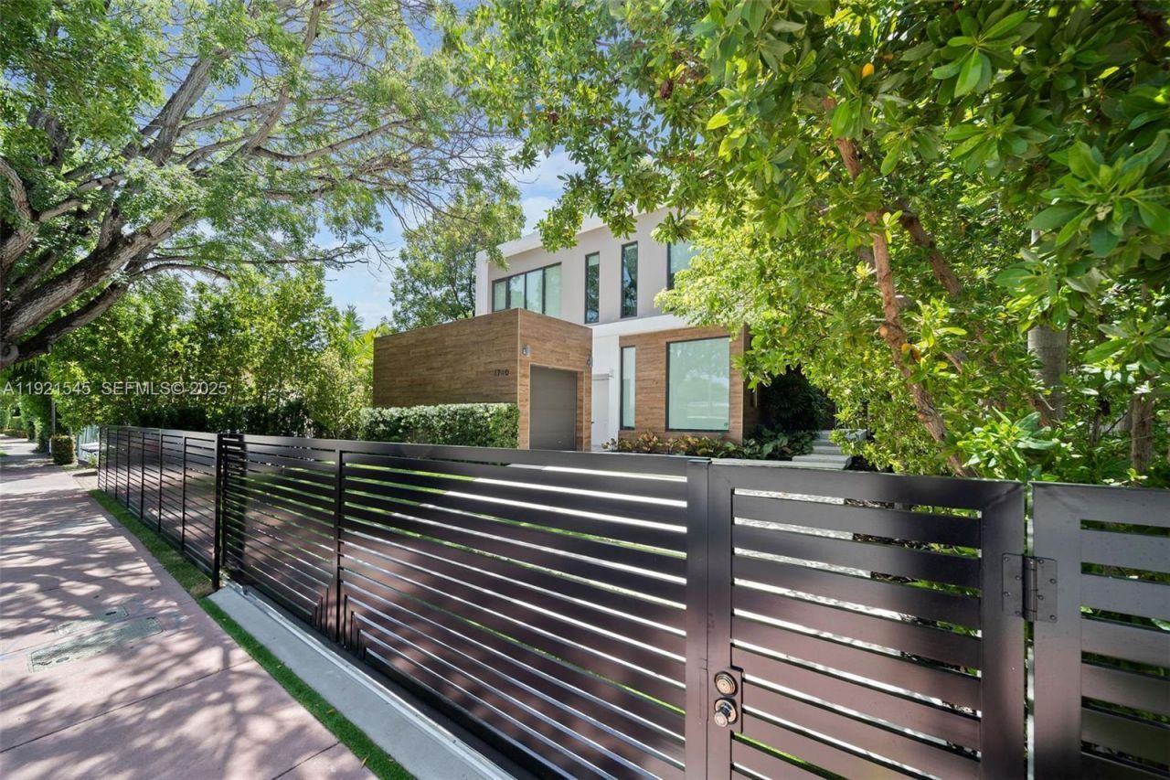 4740 Alton Rd, Miami Beach, FL 33140 Photo