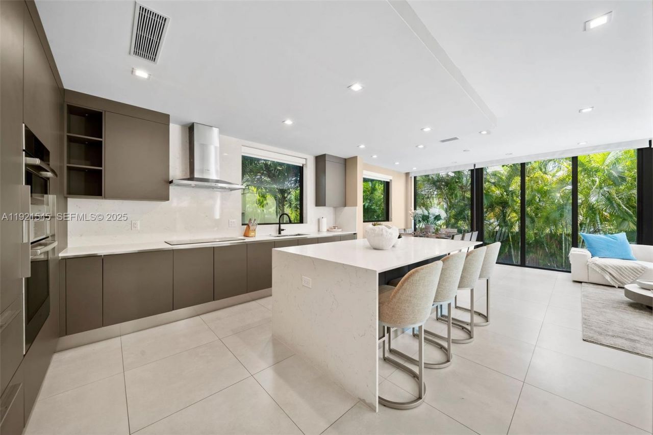 4740 Alton Rd, Miami Beach, FL 33140 Photo