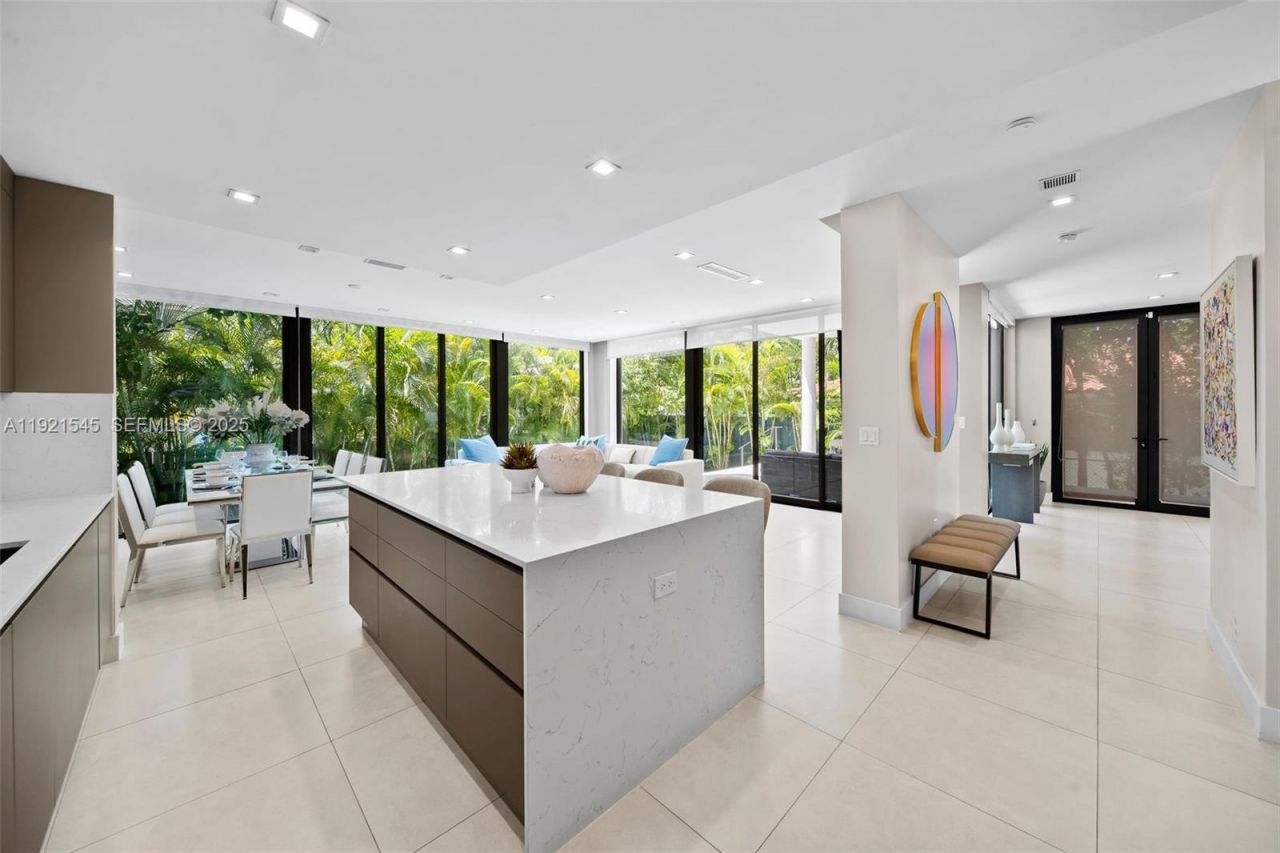 4740 Alton Rd, Miami Beach, FL 33140 Photo