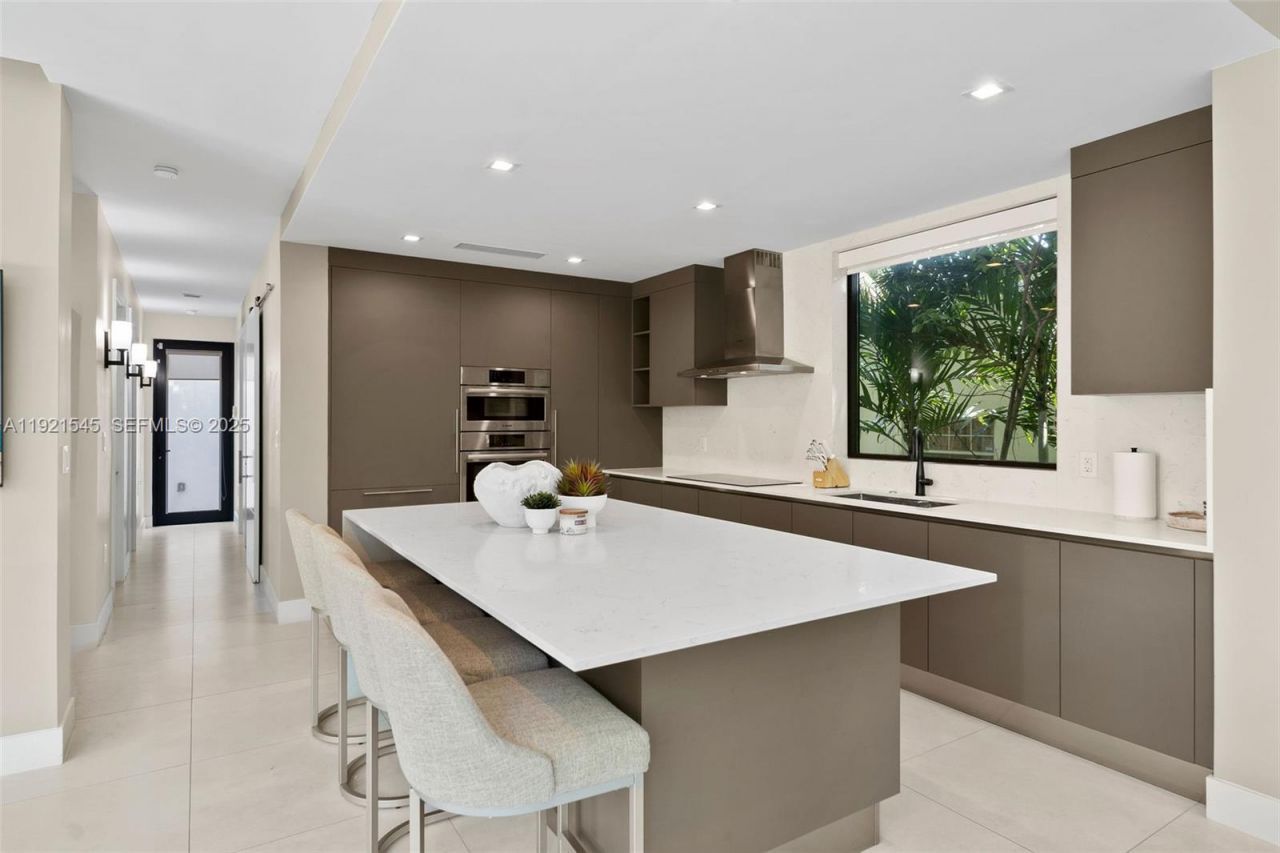 4740 Alton Rd, Miami Beach, FL 33140 Photo