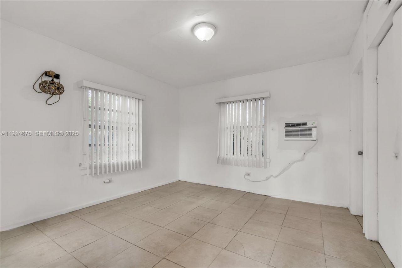 7525 NE Miami Ct, Miami, FL 33138 Photo