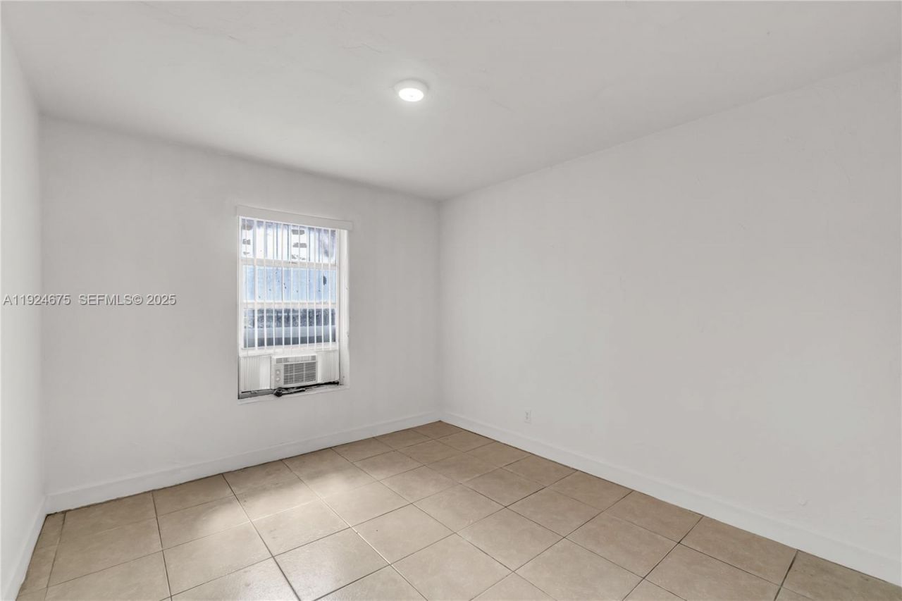 7525 NE Miami Ct, Miami, FL 33138 Photo