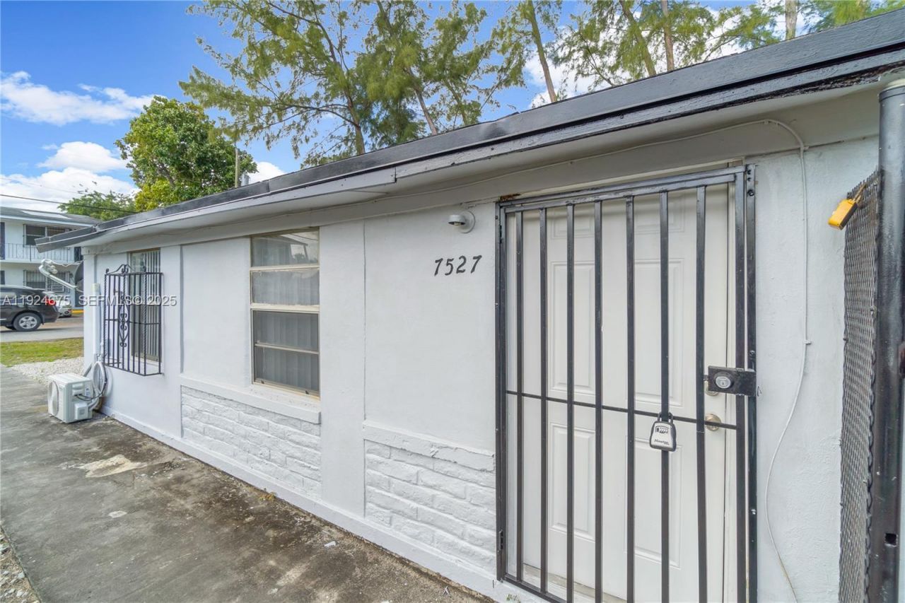 7525 NE Miami Ct, Miami, FL 33138 Photo