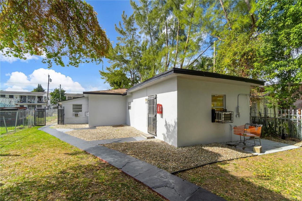 7525 NE Miami Ct, Miami, FL 33138 Photo