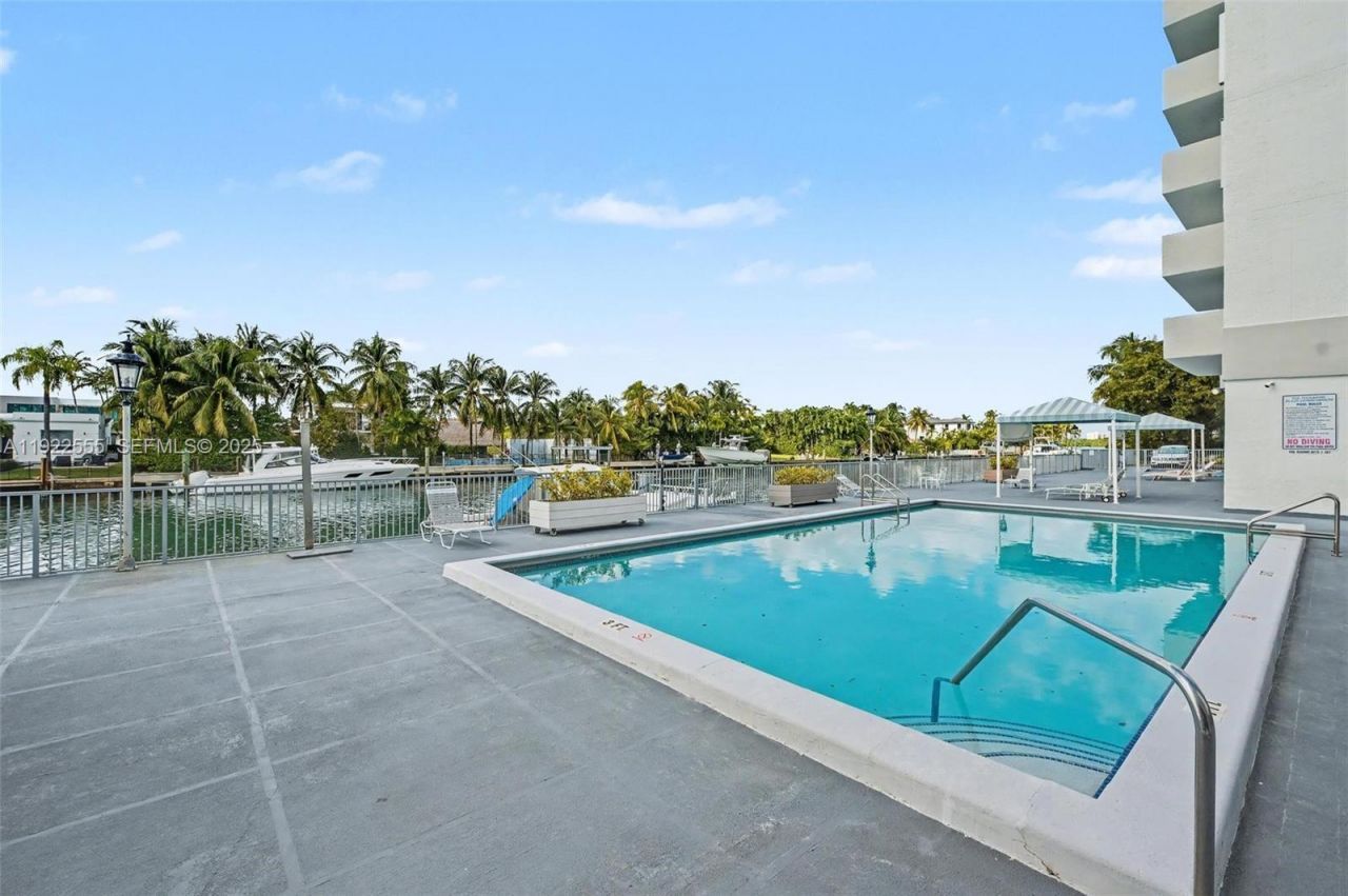 10000 W Bay Harbor Dr, Unit 303, Bay Harbor Islands, FL 33154 Photo