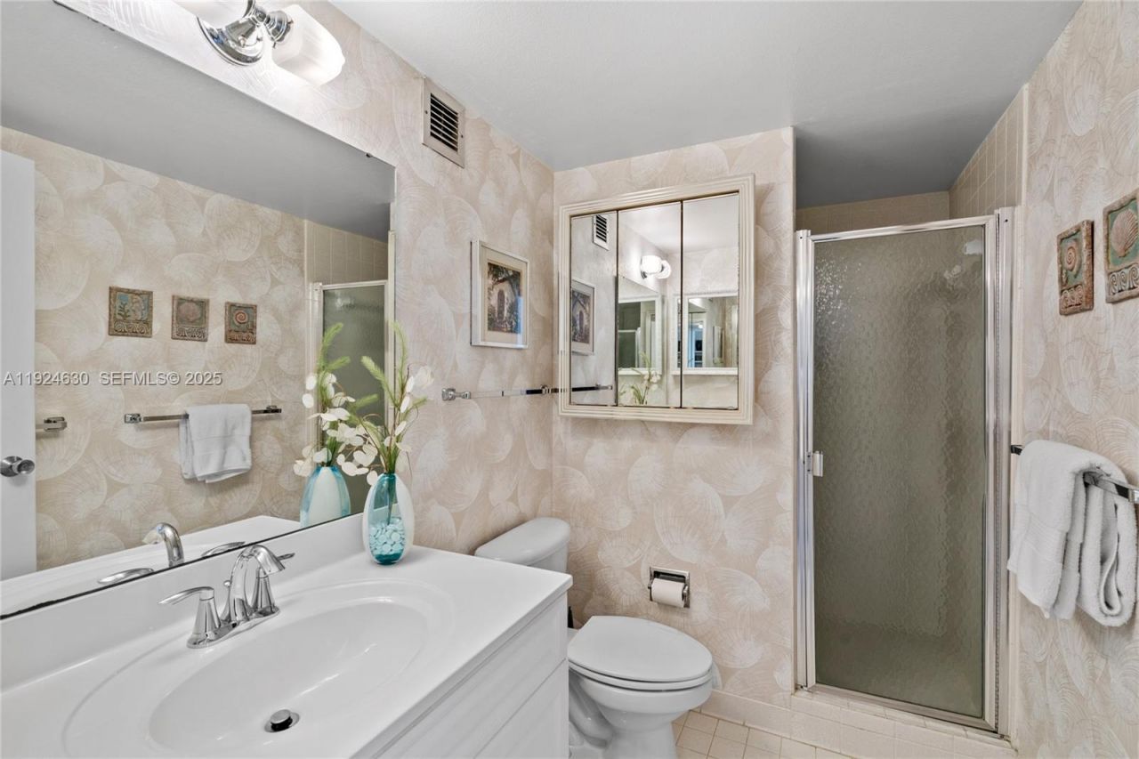 500 Three Islands Blvd, Unit 917, Hallandale Beach, FL 33009 Photo