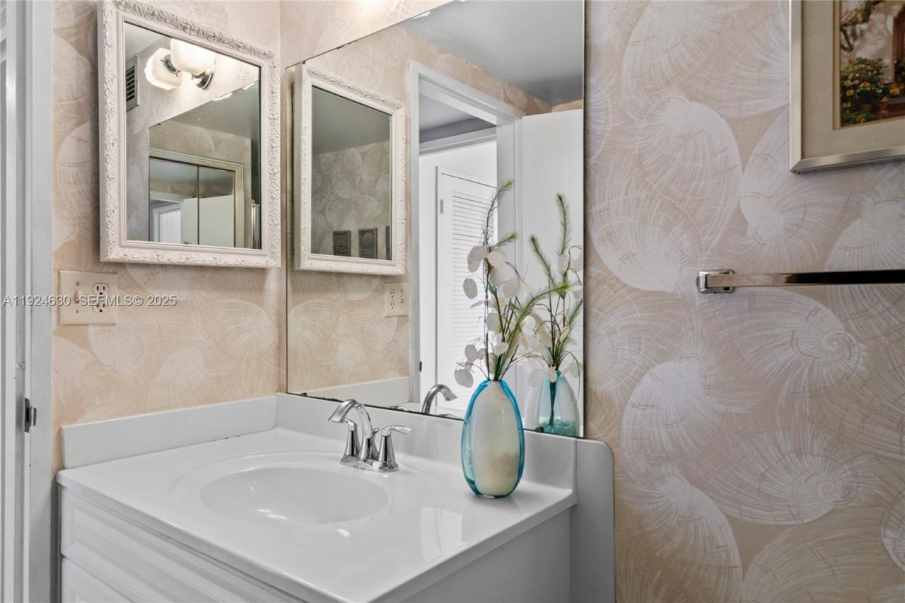 500 Three Islands Blvd, Unit 917, Hallandale Beach, FL 33009 Photo