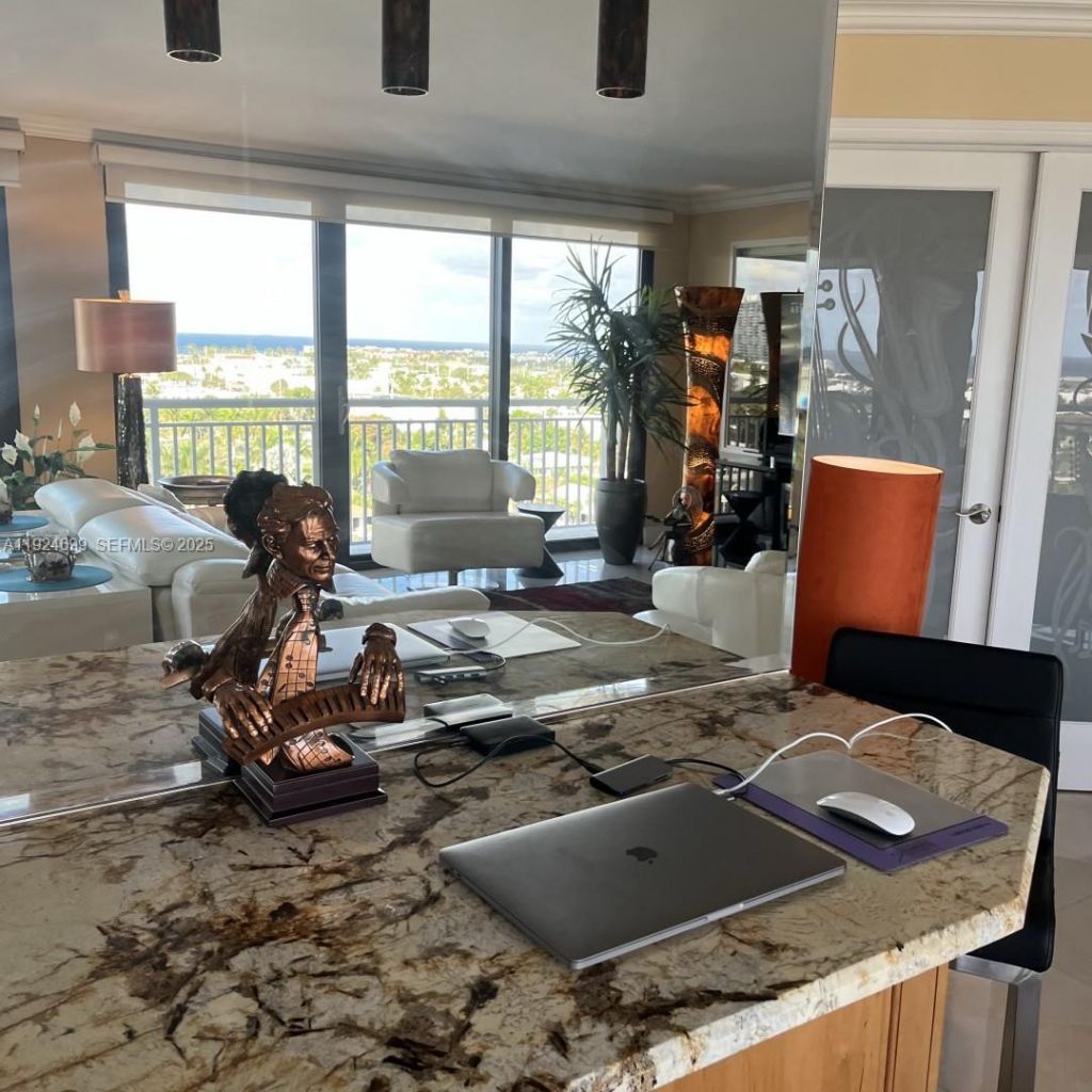 3100 NE 48th St, Unit 914, Fort Lauderdale, FL 33308 Photo