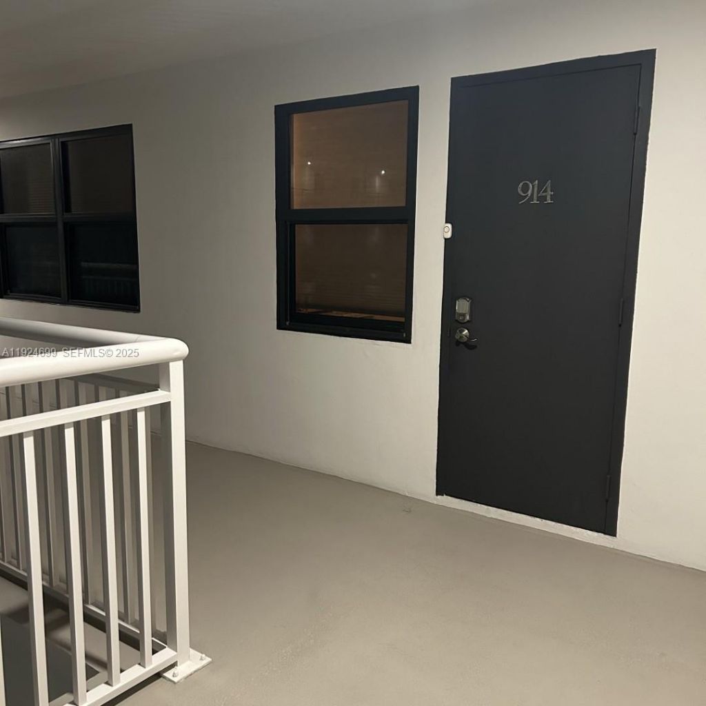 3100 NE 48th St, Unit 914, Fort Lauderdale, FL 33308 Photo