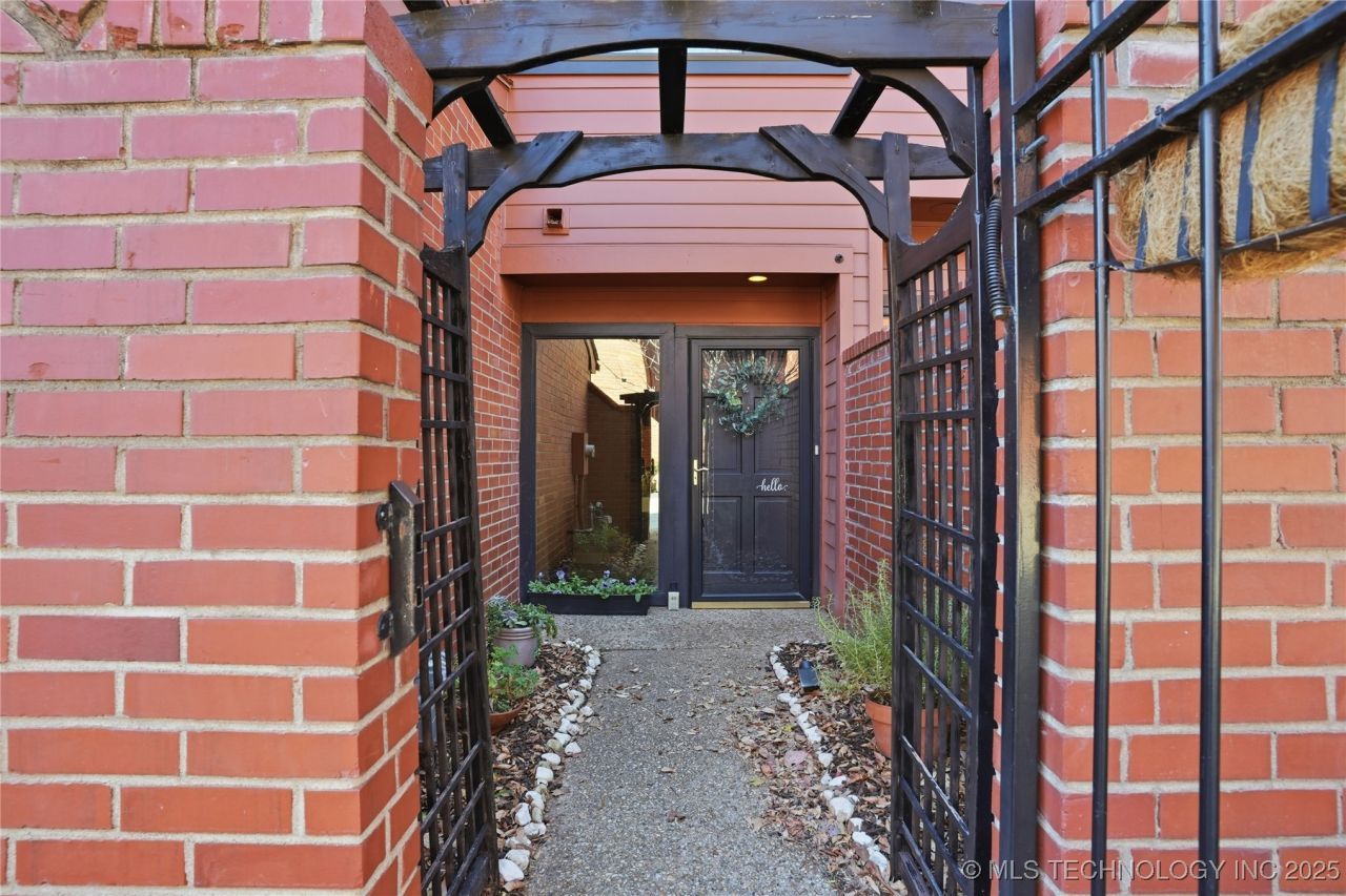 38 S Woodward Boulevard, Unit 16, Tulsa, OK 74114 Main Photo