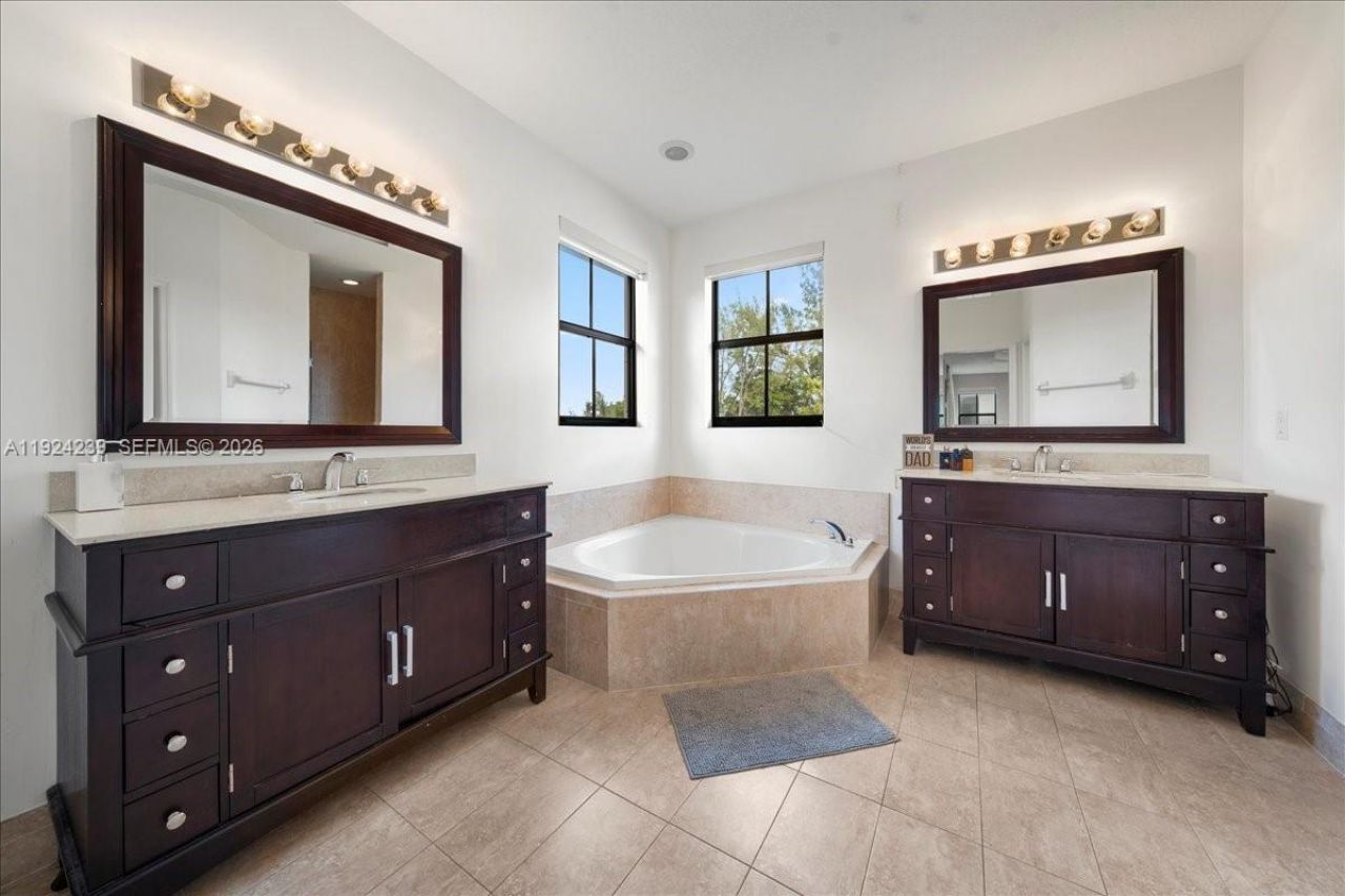 984 NW 104th Ave, Miami, FL 33172 Photo