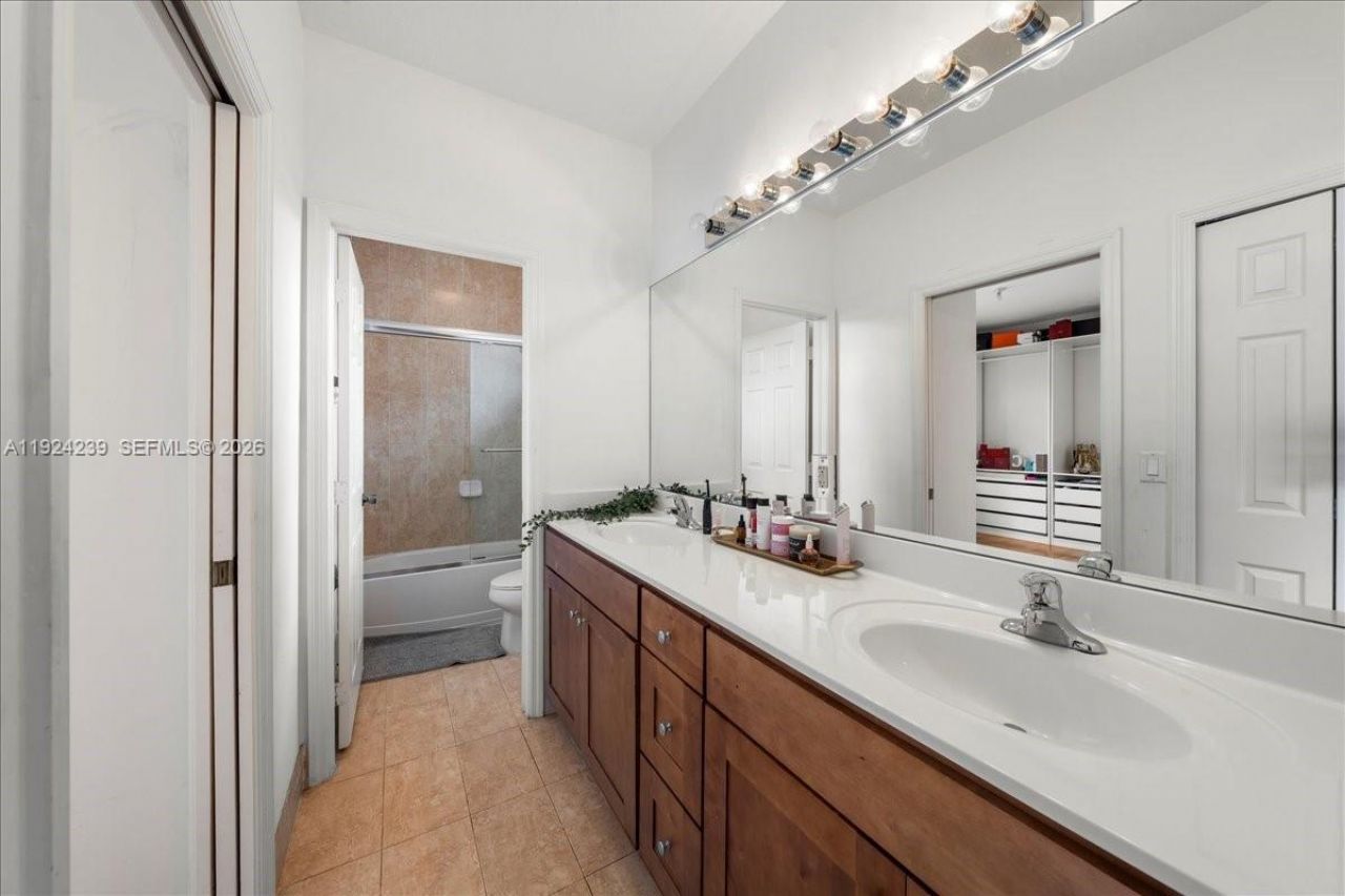 984 NW 104th Ave, Miami, FL 33172 Photo