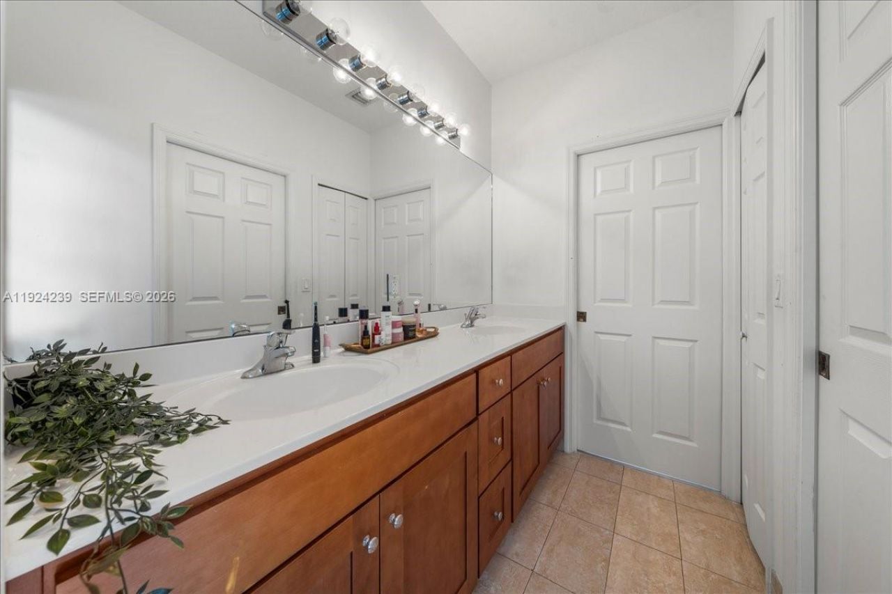 984 NW 104th Ave, Miami, FL 33172 Photo