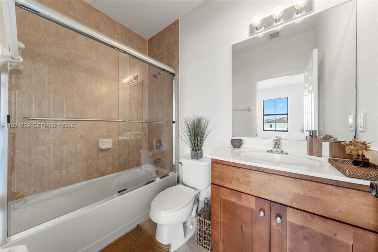 984 NW 104th Ave, Miami, FL 33172 Photo