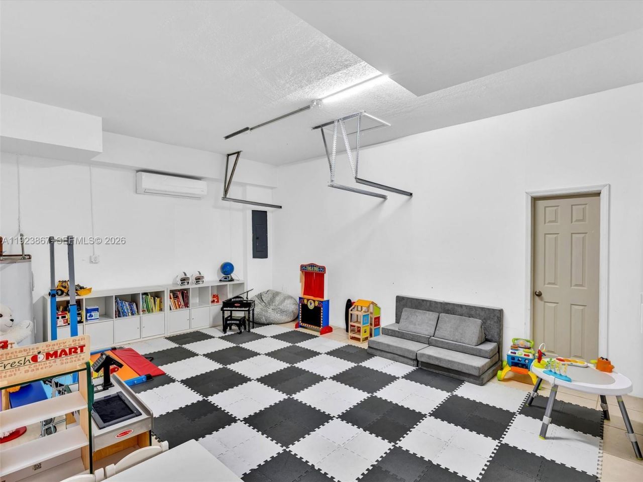 8123 NW 161st Ter, Miami Lakes, FL 33016 Photo