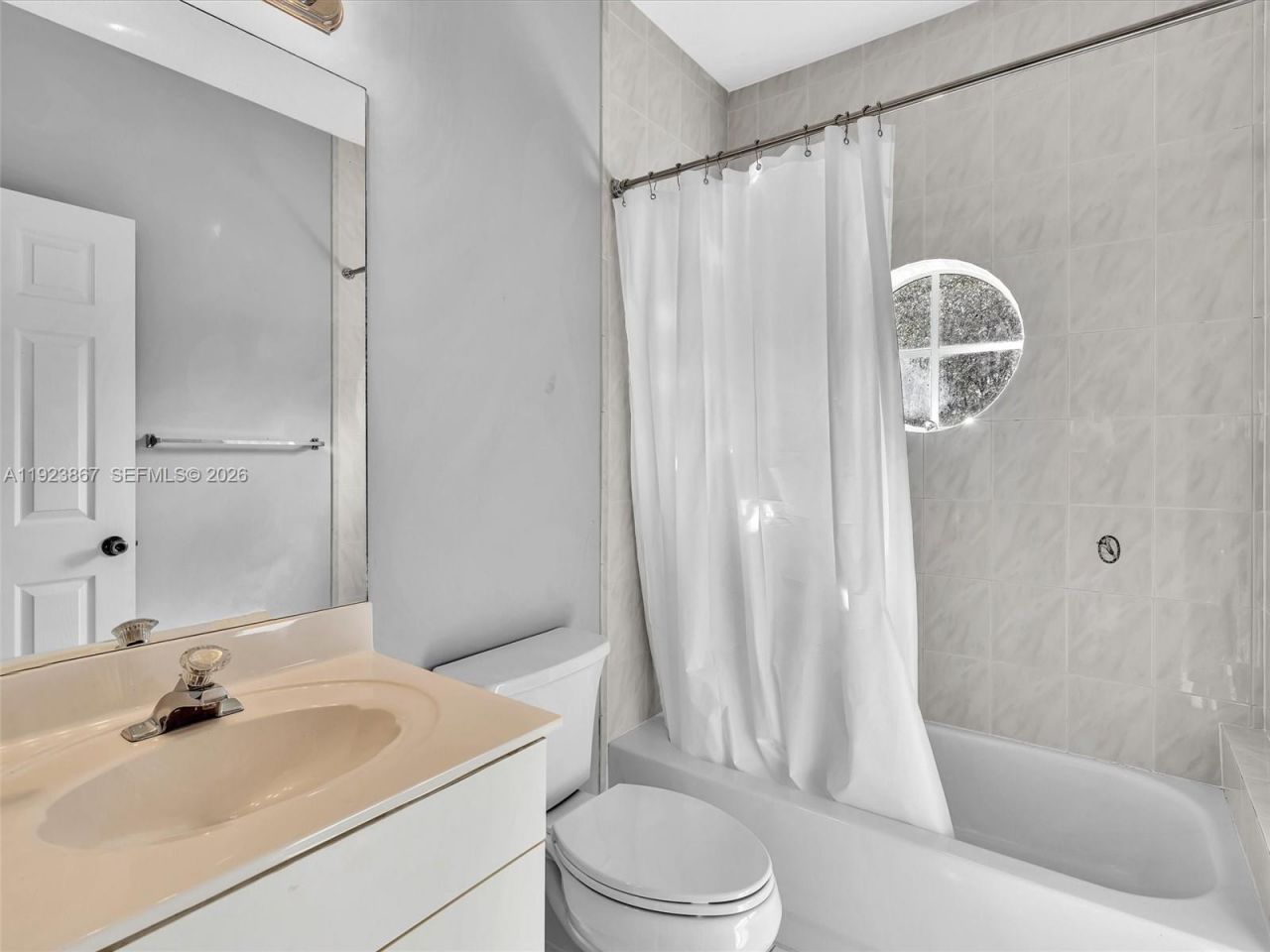 8123 NW 161st Ter, Miami Lakes, FL 33016 Photo