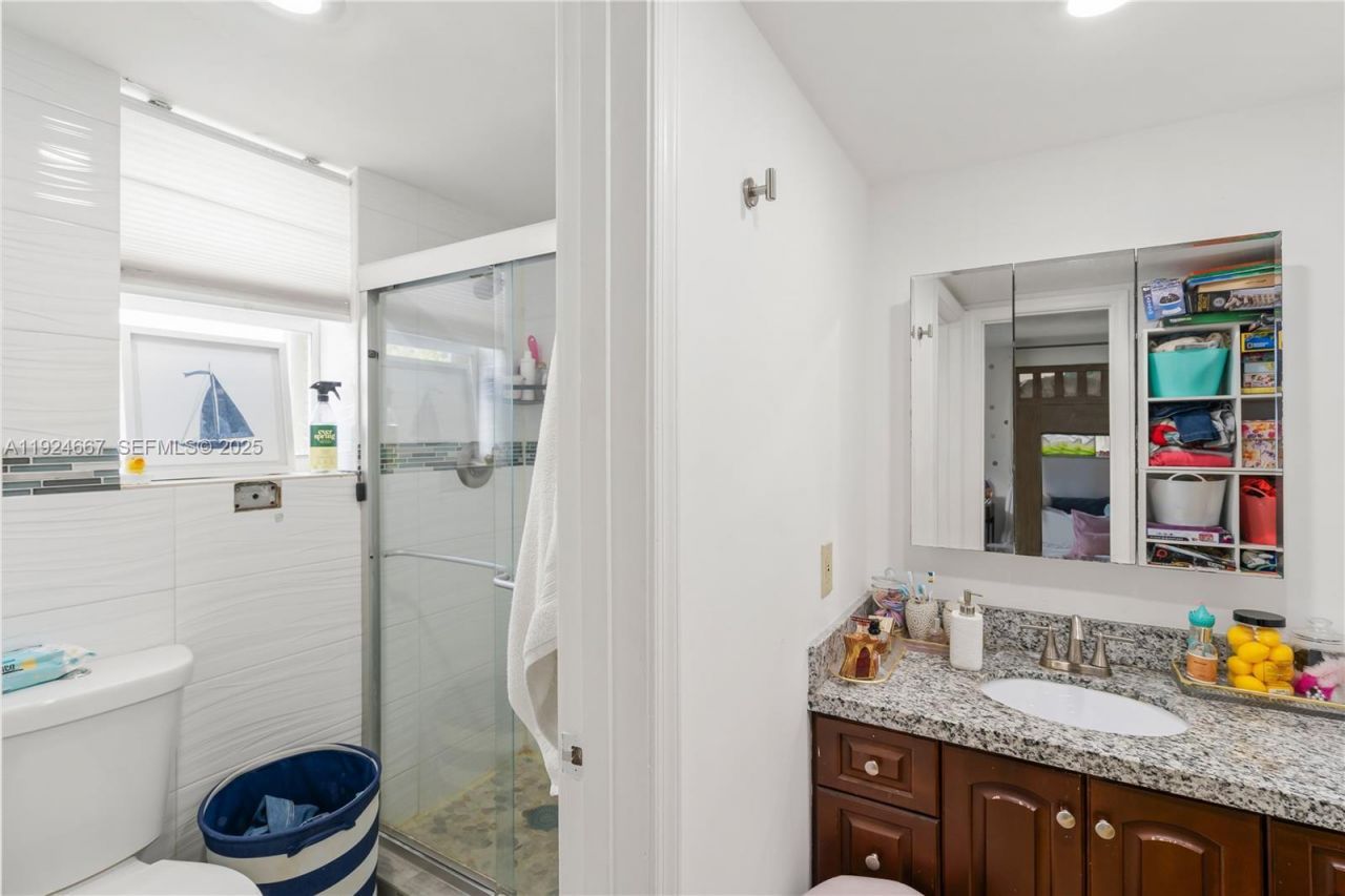 555 Crandon Blvd, Unit 21, Key Biscayne, FL 33149 Photo